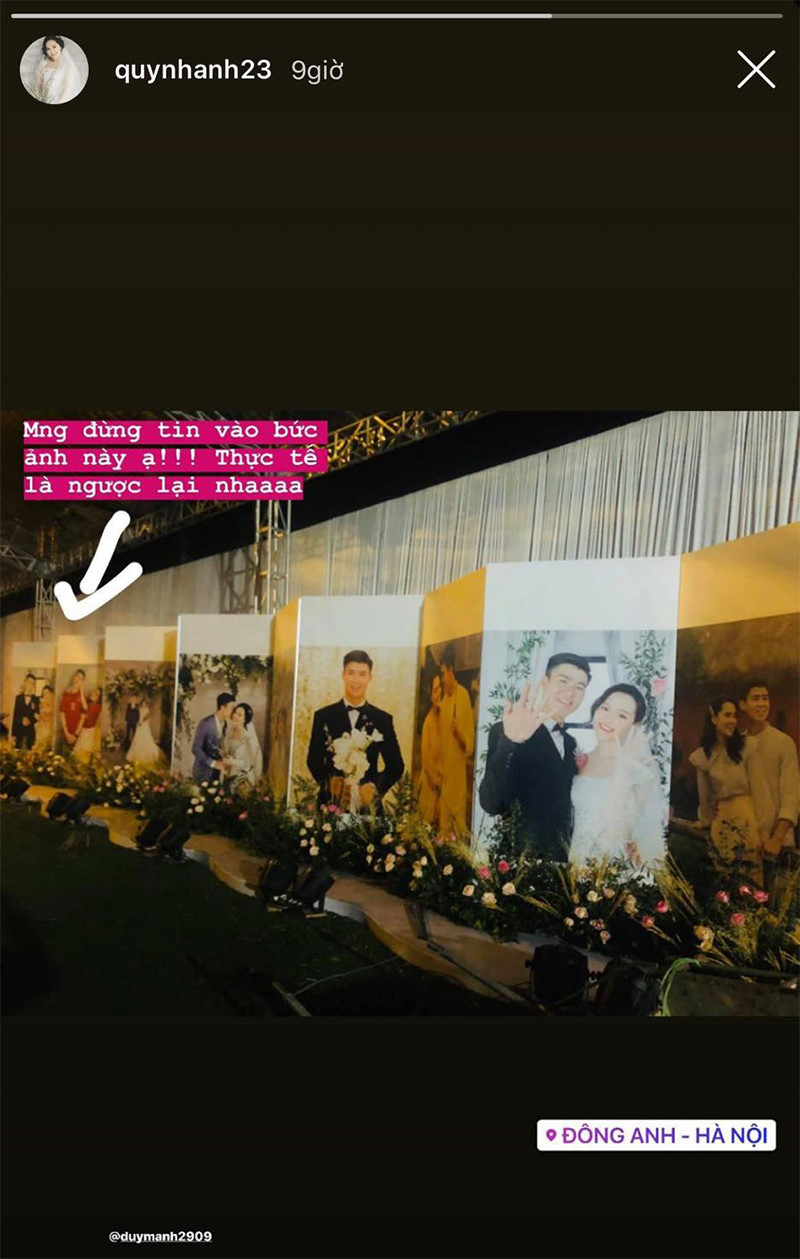 Trên trang cá nhân, vợ Duy Mạnh đăng tải tấm hình cưới của cặp đôi cùng trạng thái: "Mọi người đừng tin vào bức ảnh này ạ, thực tế ngược lại nha". Trong ảnh, Quỳnh Anh đang véo tai, bắt nạt chồng.