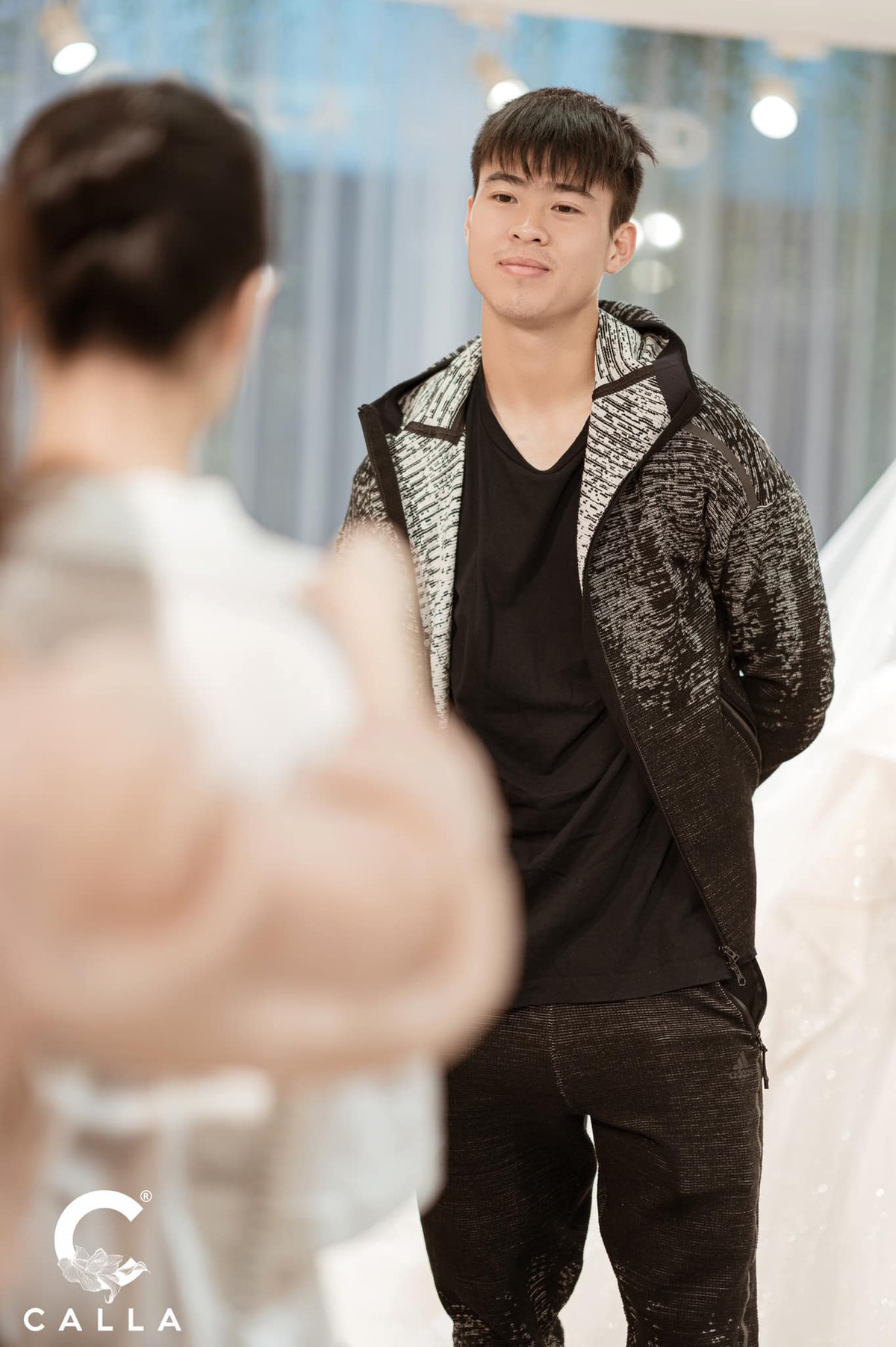 Có lẽ do phải chuẩn bị kỹ càng cho lễ cưới, lại vẫn luyện tập cùng CLB Hà Nội nên Duy Mạnh từng lộ vài khoảnh khắc mệt mỏi. Nam cầu thủ thậm chí còn không có thời gian cạo râu.