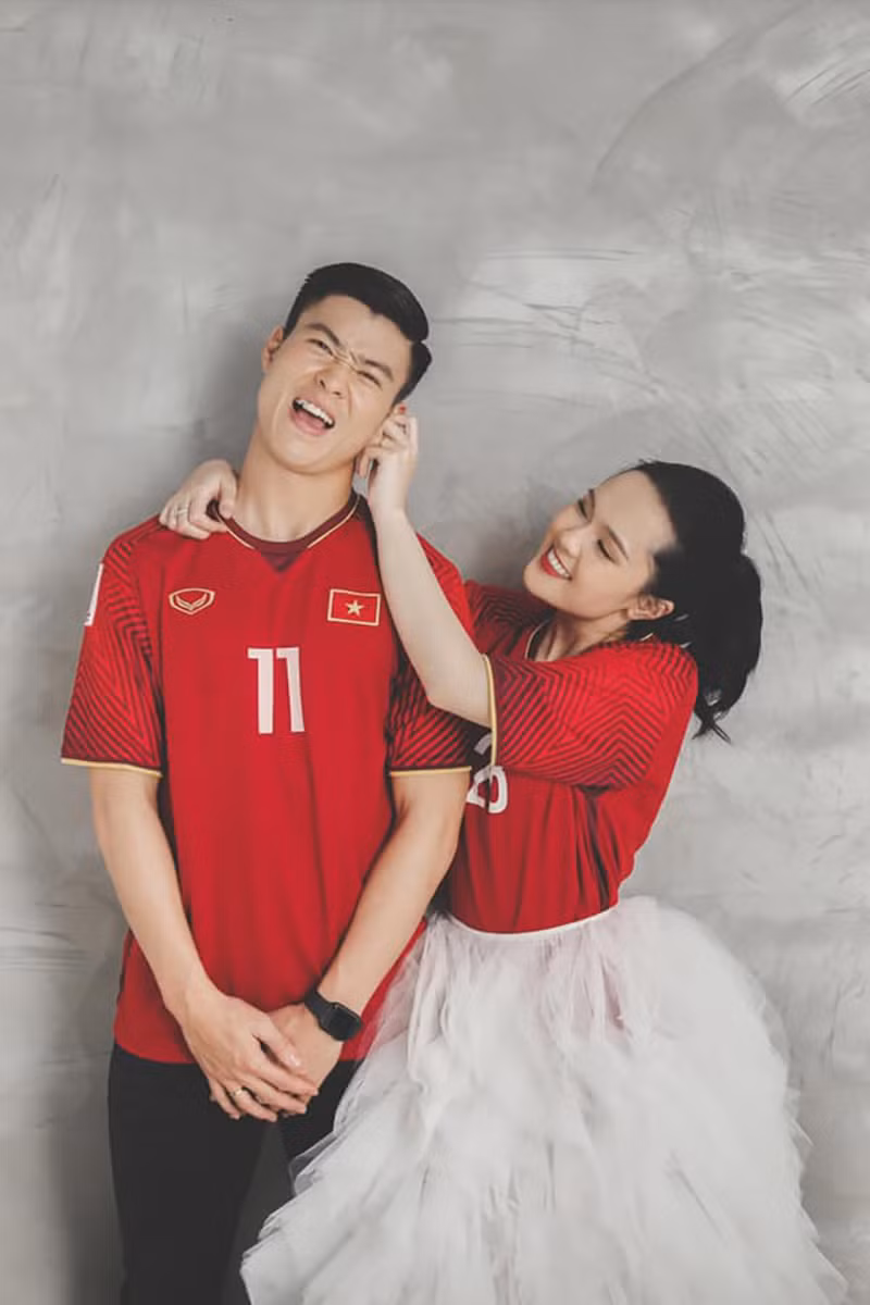 Khoảnh khắc vô cùng hài hước trong bộ ảnh đám cưới được phía nhà trai bày ảnh ngay lối vào. Đây là một bức trong bộ ảnh ý nghĩa Duy Mạnh và Quỳnh Anh mặc áo đấu của đội tuyển Việt Nam được đăng tải cách đây ít ngày.