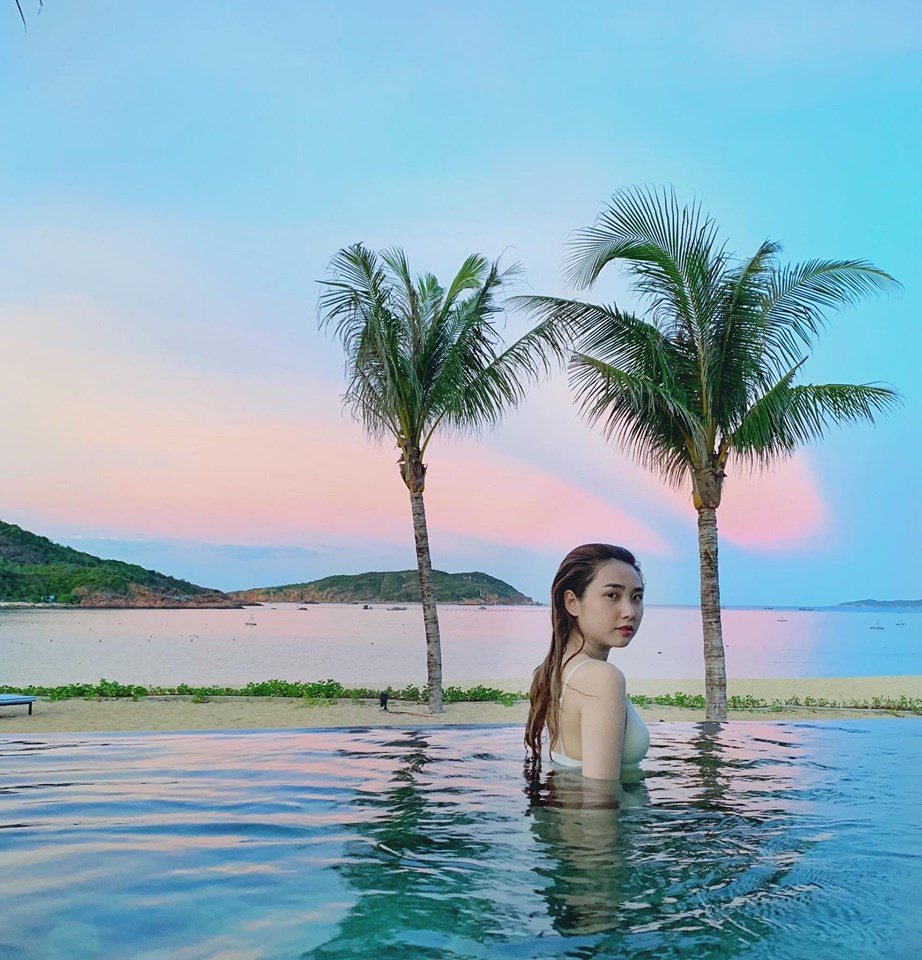 Bên cạnh đó, Thanh Mèo cập nhật trang cá nhân với những bức ảnh "khoe" chuyến du lịch sang chảnh, tận hưởng cuộc sống. 