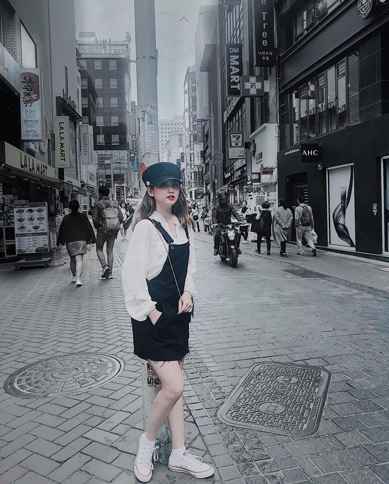 Thoát mác bạn gái thủ môn Bùi Tiến Dũng, Thanh Mèo cũng rời xa ồn ào tình cảm và sống vui vẻ. Cô nàng thường đăng tải những bức ảnh đi xem bóng đá ở V.League 2019 tại Sài Gòn.