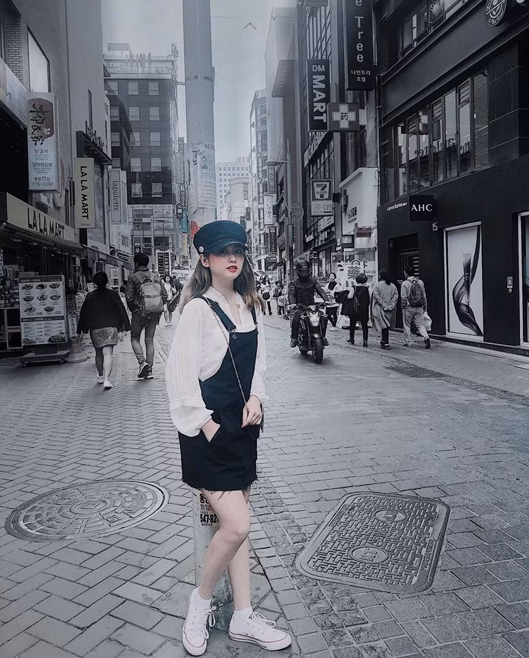 Thoát mác bạn gái thủ môn Bùi Tiến Dũng, Thanh Mèo cũng rời xa ồn ào tình cảm và sống vui vẻ. Cô nàng thường đăng tải những bức ảnh đi xem bóng đá ở V.League 2019 tại Sài Gòn.