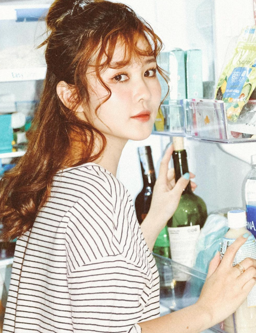 Chỉ với hành động "mở tủ lạnh" thôi mà "nàng thơ" Ribi Sachi đã khiến dân mạng "đổ gục" vì quá xinh đẹp.