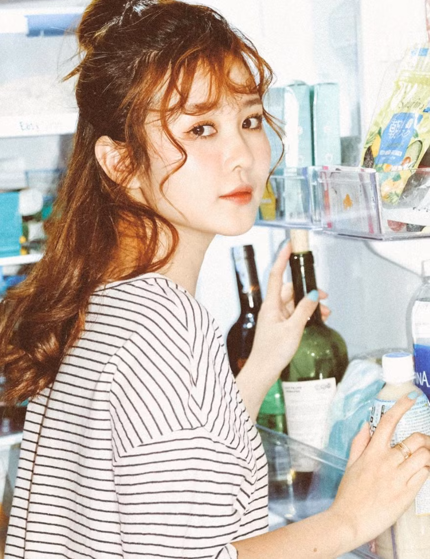 Chỉ với hành động "mở tủ lạnh" thôi mà "nàng thơ" Ribi Sachi đã khiến dân mạng "đổ gục" vì quá xinh đẹp.