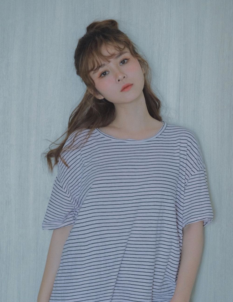 Chỉ với một chiếc áo phông rộng thùng thình, Ribi Sachi thực hiện được cả loạt ảnh cực xinh đẹp. Đôi mắt biết nói của cô nàng thu hút được mọi ánh nhìn.