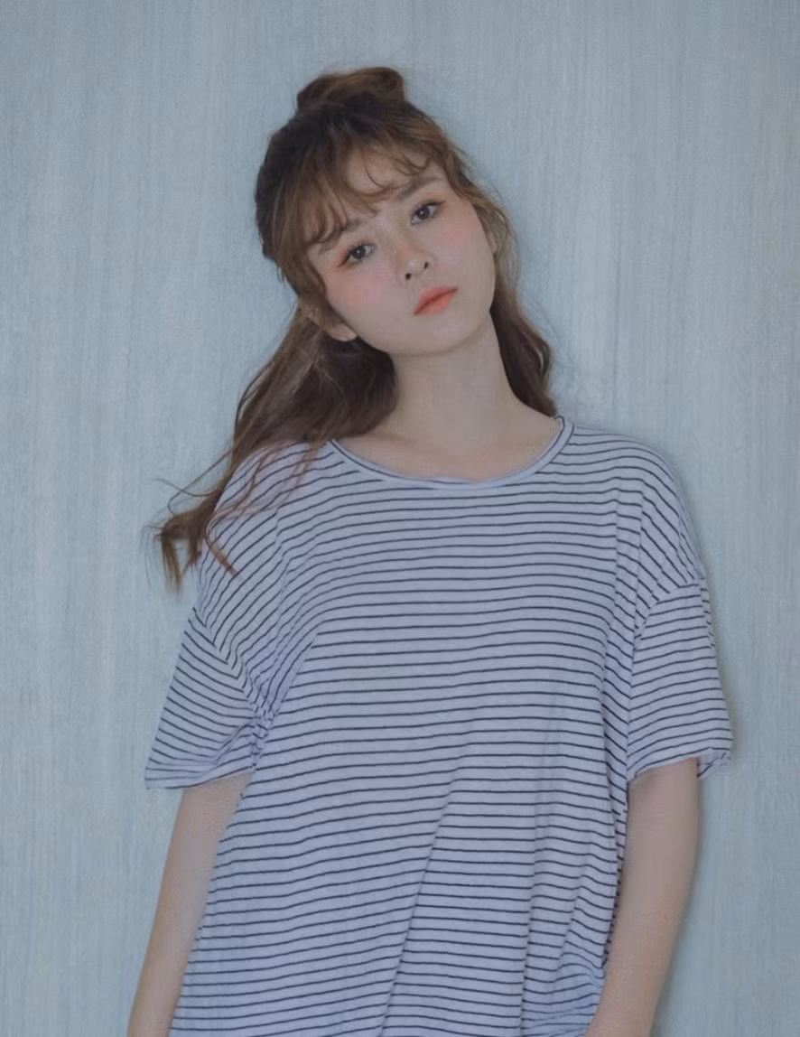 Chỉ với một chiếc áo phông rộng thùng thình, Ribi Sachi thực hiện được cả loạt ảnh cực xinh đẹp. Đôi mắt biết nói của cô nàng thu hút được mọi ánh nhìn.