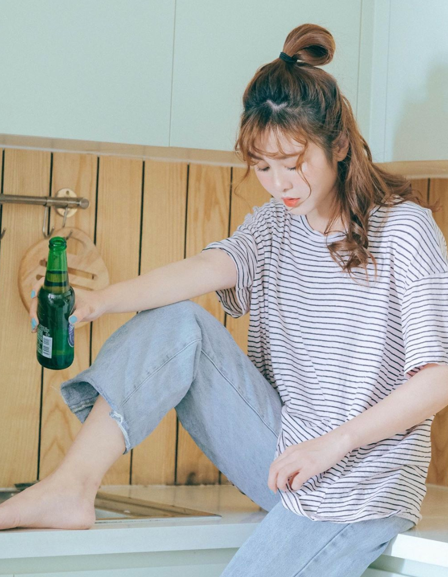 Nghỉ dịch quá rảnh rỗi, cô nàng cũng nghĩ ra rất nhiều ý tưởng để thực hiện những bộ ảnh tại gia. Không cần đầu tư quá nhiều về trang phục, trang điểm hay bối cảnh, Ribi Sachi tận dụng luôn phòng bếp, giường ngủ, thậm chí cả tủ lạnh để chụp hình.