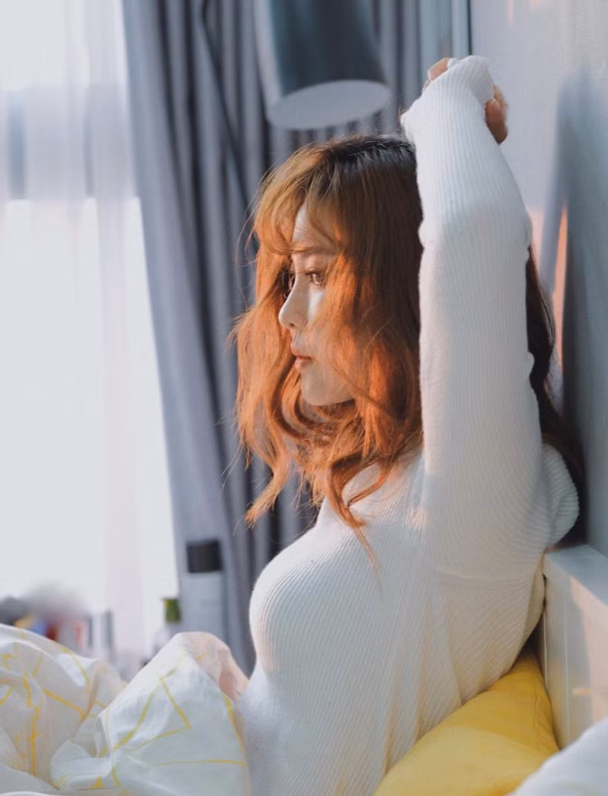 "Chị làm gì cũng đẹp hết, đúng là cô gái quốc dân. Không thể tìm thấy một điểm nào để chê ở con người chị", "Quá xinh, ngồi ngắm cả ngày cũng không chán. Ribi chăm chỉ chụp hình để mọi người bớt rảnh mùa dịch nhé" - Dân mạng bình luận.