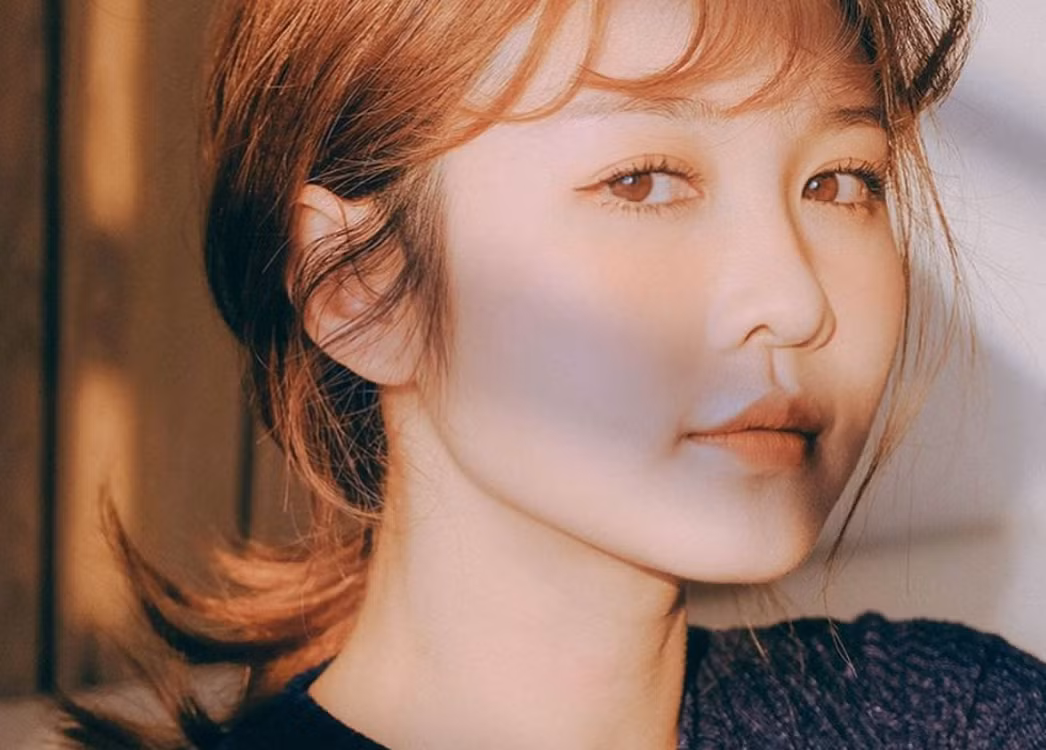 Một vệt nắng chiều chiếu xuyên khung cửa sổ thôi cũng giúp hot girl có được những tấm hình để đời mùa dịch.