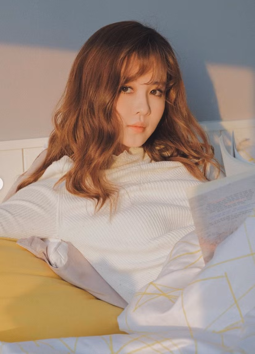 Đôi mắt biết nói của hot girl Gia Lai thu hút mọi ánh nhìn. Cách tạo dáng của hot girl cũng không hề cầu kỳ, kỹ càng mà cực ngẫu hứng.