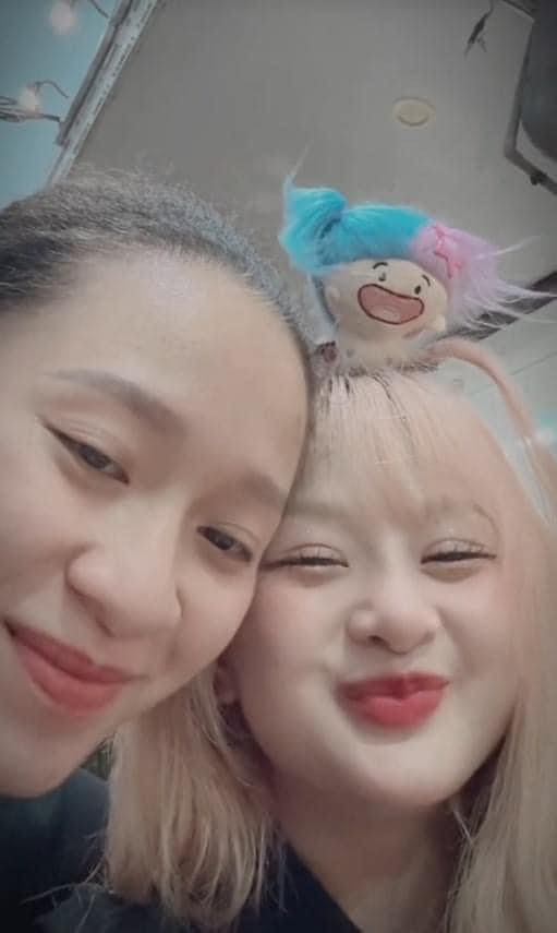 Nửa kia của Gấm Kami đam mê thể thao từ nhỏ, lựa chọn cho mình bộ môn billiards (bi-a) vốn được xem là “khó nhằn” với nữ giới. Bằng ý chí quyết tâm và sức trẻ đầy nhiệt huyết, nữ cơ thủ đang nỗ lực theo đuổi con đường vận động viên billiards chuyên nghiệp.