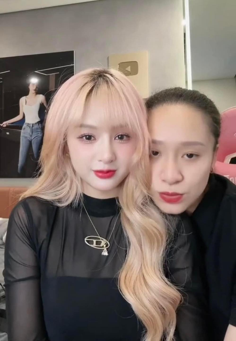 Thậm chí, nhờ những clip thể hiện kỹ năng tuyệt đỉnh ở bộ môn bi-a, Gấm Kami trở thành idol "tóp tóp" của hàng ngàn bạn trẻ cũng như những người yêu thích bộ môn bi-a. Gấm Kami hiện đang sở hữu kênh TikTok với gần 10 triệu người theo dõi.