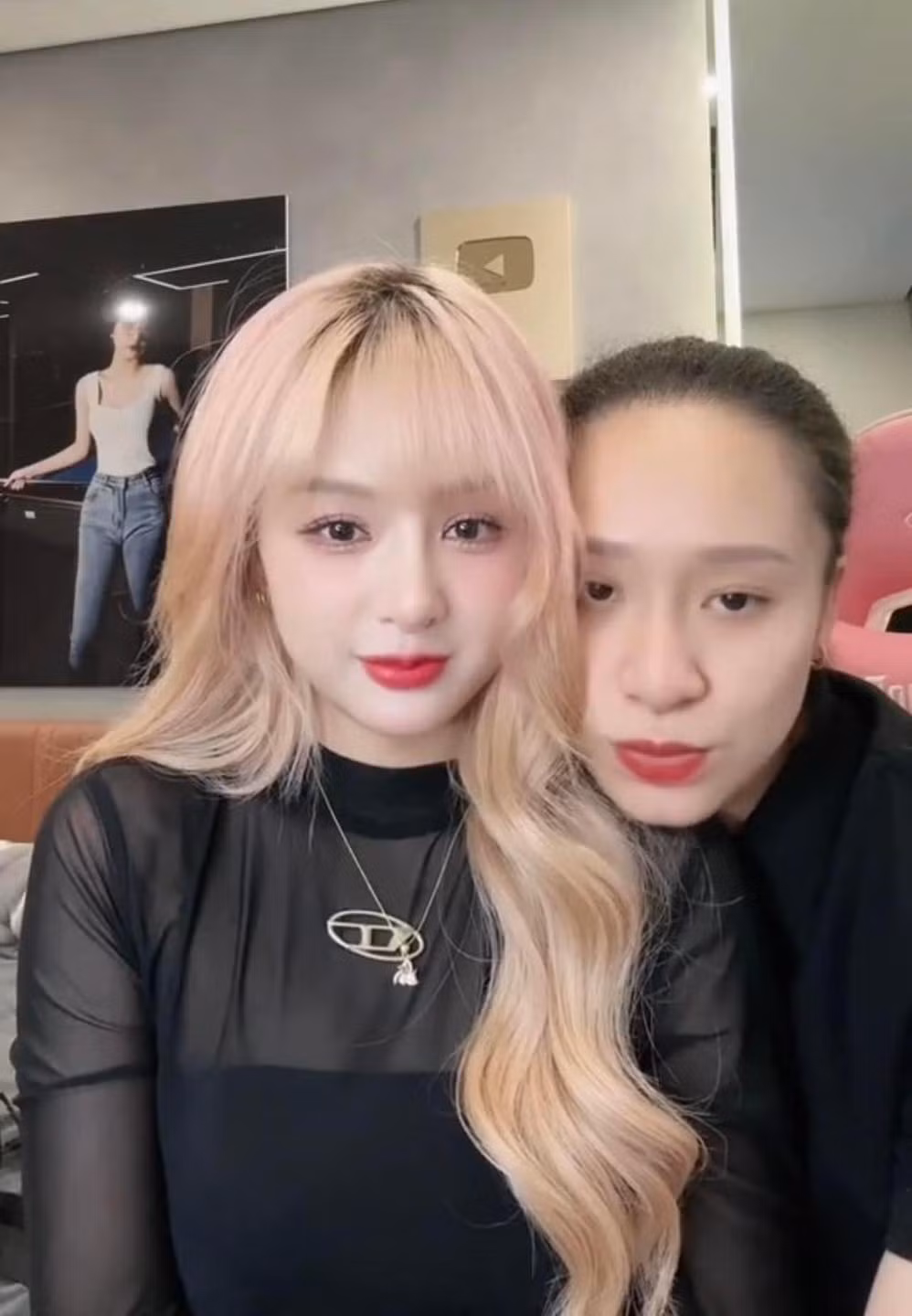 Thậm chí, nhờ những clip thể hiện kỹ năng tuyệt đỉnh ở bộ môn bi-a, Gấm Kami trở thành idol "tóp tóp" của hàng ngàn bạn trẻ cũng như những người yêu thích bộ môn bi-a. Gấm Kami hiện đang sở hữu kênh TikTok với gần 10 triệu người theo dõi.