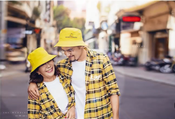 Cùng với đó, cặp đôi cô dâu 65 tuổi và chú rể 24 tuổi cũng tung ra bộ ảnh cưới dù đã đăng ký kết hôn và sống chung từ lâu.