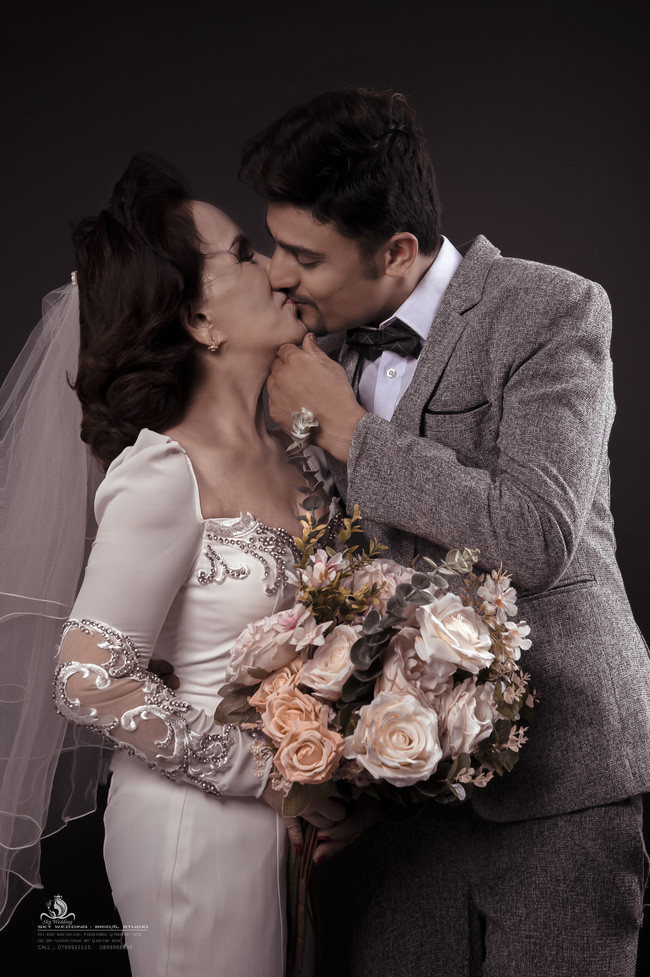 Cặp vợ già chồng trẻ thường xuyên cùng nhau đi du lịch khắp nơi để ghi lại khoảnh khắc hạnh phúc bên nhau.