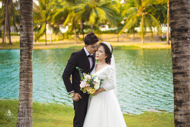 Vợ chồng son quấn quýt bên nhau khiến dân mạng thích thú.