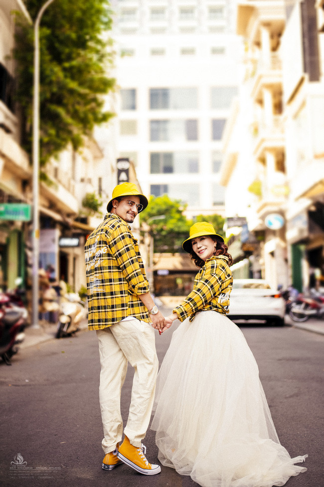 Tình yêu của họ được con cái đồng ý và chúc phúc. Nhìn thấy mẹ hạnh phúc bên chồng, con của bà Hoa cũng vui lây.