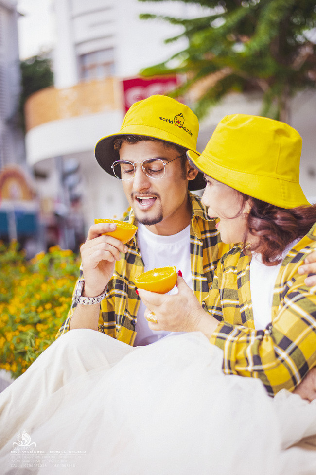 Cặp đôi vợ già chồng trẻ quen nhau qua mạng xã hội vào năm 2018. Anh Aziz Ur Ehman đến từ Pakistan đã bất chấp khoảng cách để tới Việt Nam theo tiếng gọi của tình yêu.