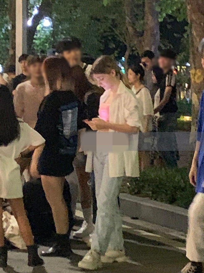 Sau khi được lan truyền, cư dân mạng nhanh chóng tìm ra thông tin về hot girl phố đi bộ mới nổi gần đây, hoá ra cô nàng là cái tên nổi đình đám trên Tik Tok. (Ảnh: Báo Tổ Quốc)