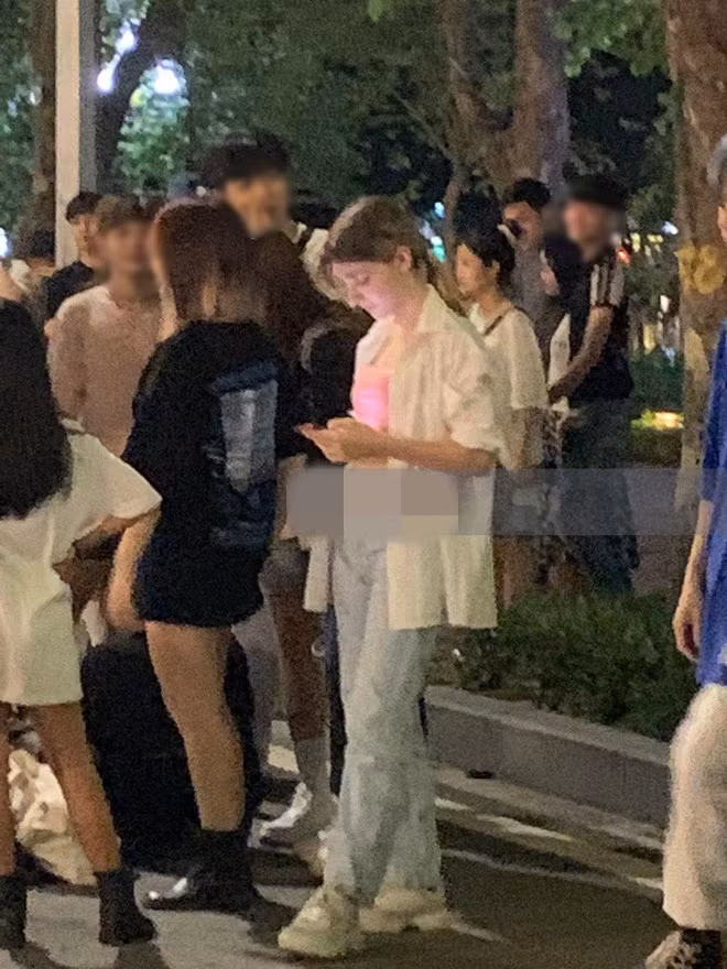 Sau khi được lan truyền, cư dân mạng nhanh chóng tìm ra thông tin về hot girl phố đi bộ mới nổi gần đây, hoá ra cô nàng là cái tên nổi đình đám trên Tik Tok. (Ảnh: Báo Tổ Quốc)