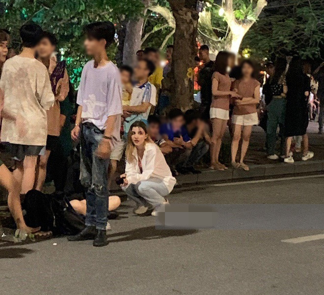 Chỉ dạo bước trên đường thế nhưng cô nàng Tây này thu hút ánh nhìn của mọi người vì quá đẹp và thần thái. (Ảnh: Báo Tổ Quốc)