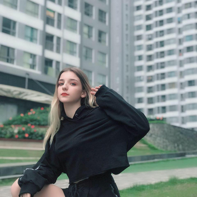 Mặc dù vậy, hot girl Tik Tok này lại gây ấn tượng khi sở hữu vóc dáng cao ráo, cân đối và ra dáng thiếu nữ, cùng với đó là đường nét đặc trưng của một cô gái Nga như tóc vàng, mũi cao và đôi mắt sâu hút hồn.