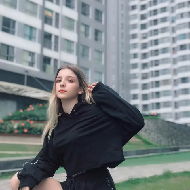 Mặc dù vậy, hot girl Tik Tok này lại gây ấn tượng khi sở hữu vóc dáng cao ráo, cân đối và ra dáng thiếu nữ, cùng với đó là đường nét đặc trưng của một cô gái Nga như tóc vàng, mũi cao và đôi mắt sâu hút hồn.