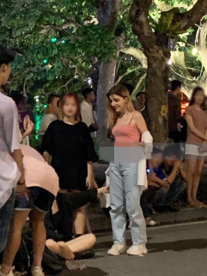 Cô bạn này ăn mặc khá đơn giản, năng động và phù hợp với lứa tuổi. Tóc tai cũng không cầu kì hay trang điểm lồng lộn thế nhưng mọi góc cạnh trên khuôn mặt lại cực kỳ cuốn hút. (Ảnh: Báo Tổ Quốc)