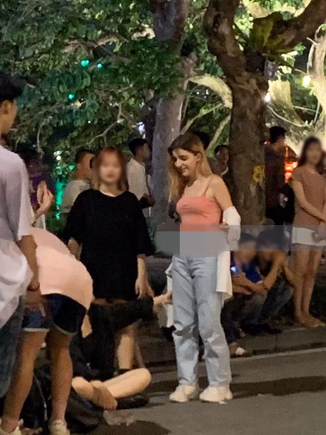 Cô bạn này ăn mặc khá đơn giản, năng động và phù hợp với lứa tuổi. Tóc tai cũng không cầu kì hay trang điểm lồng lộn thế nhưng mọi góc cạnh trên khuôn mặt lại cực kỳ cuốn hút. (Ảnh: Báo Tổ Quốc)