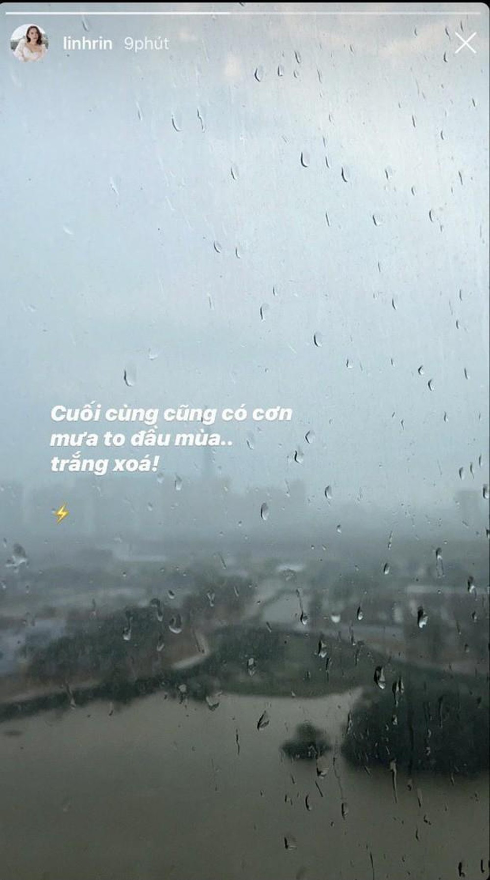 Người đẹp cũng liên tục đăng tải story buồn bã trên trang cá nhân. Trả lời báo chí, Linh Rin cho biết đang cố gắng vượt qua cảm giác này.