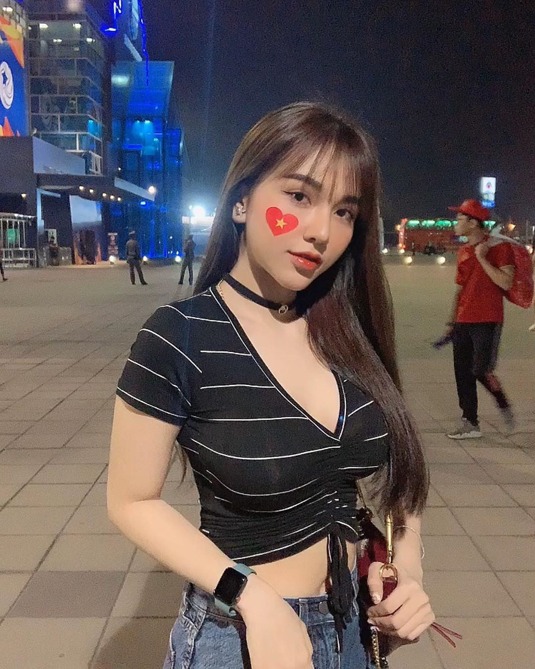 Ngày 12/1, Gia Hân, bạn gái tiền vệ Hoàng Đức khoe đã có mặt tại Thái Lan để cổ vũ U23 Việt Nam trong trận gặp U23 Jordan. Sau khi trận đấu kết thúc, hot girl Đồng Nai khoe hình ảnh cực xinh đẹp, nóng bỏng trong sân vận động Chang Area. Ngay sau đó, cô nàng lại up hình ảnh vừa đi vừa ăn mì tôm khiến người hâm mộ xót xa.