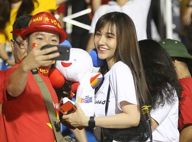 Tại SEA Games 30 diễn ra ở Philippines, Gia Hân cũng có mặt trên khán đài để cổ vũ Hoàng Đức đá trận tranh HCV.