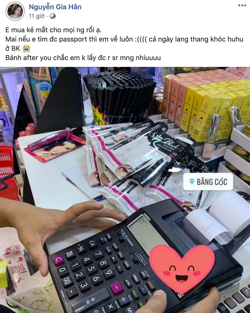 Không lâu sau, Gia Hận lại khiến nhiều người phải lo lắng khi đánh mất passport. Hoảng loạn do không tìm thấy giấy tờ cá nhân, lại không biết ngoại ngữ, nói chuyện không ai hiểu nên hot girl đã lang thang, khóc lóc cả ngày trời tại Bangkok.