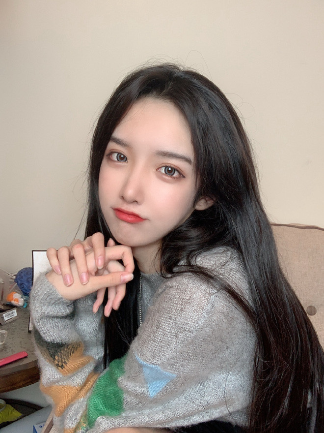 Cô nàng tiếp theo bị lộ mặt thật chính là Abbily, sinh năm 1999, một hot girl có tiếng trên mạng xã hội với hơn 2,2 triệu người theo dõi. Cô nàng được yêu mến nhờ nhan sắc xinh đẹp như búp bê.