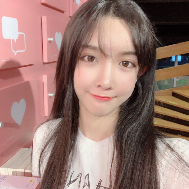 Sau sự cố khi livestream, trang cá nhân của hot girl giảm hẳn số người theo dõi với lý do nhan sắc thật của cô không xứng đáng làm hình mẫu gái xinh lý tưởng. Hiện tại, Abbily chưa lên tiếng giải thích cho việc này.