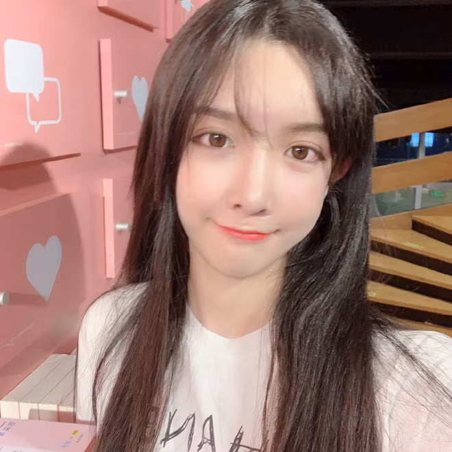 Sau sự cố khi livestream, trang cá nhân của hot girl giảm hẳn số người theo dõi với lý do nhan sắc thật của cô không xứng đáng làm hình mẫu gái xinh lý tưởng. Hiện tại, Abbily chưa lên tiếng giải thích cho việc này.