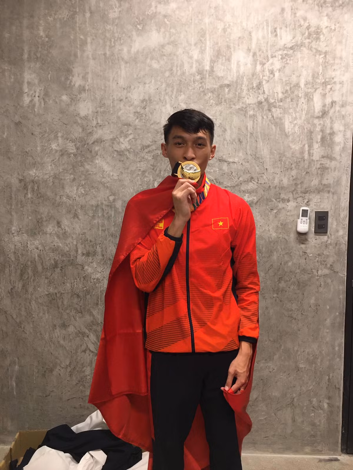 "Múa quạt" vốn là điệu nhảy khá quen thuộc đối với giới trẻ Việt và tạo nên cơn sốt trong một thời gian dài, chứng kiến điệu nhảy này được trình bày bởi các VĐV ở sân chơi thể thao lớn như SEA Games khiến nhiều người vô cùng thích thú.