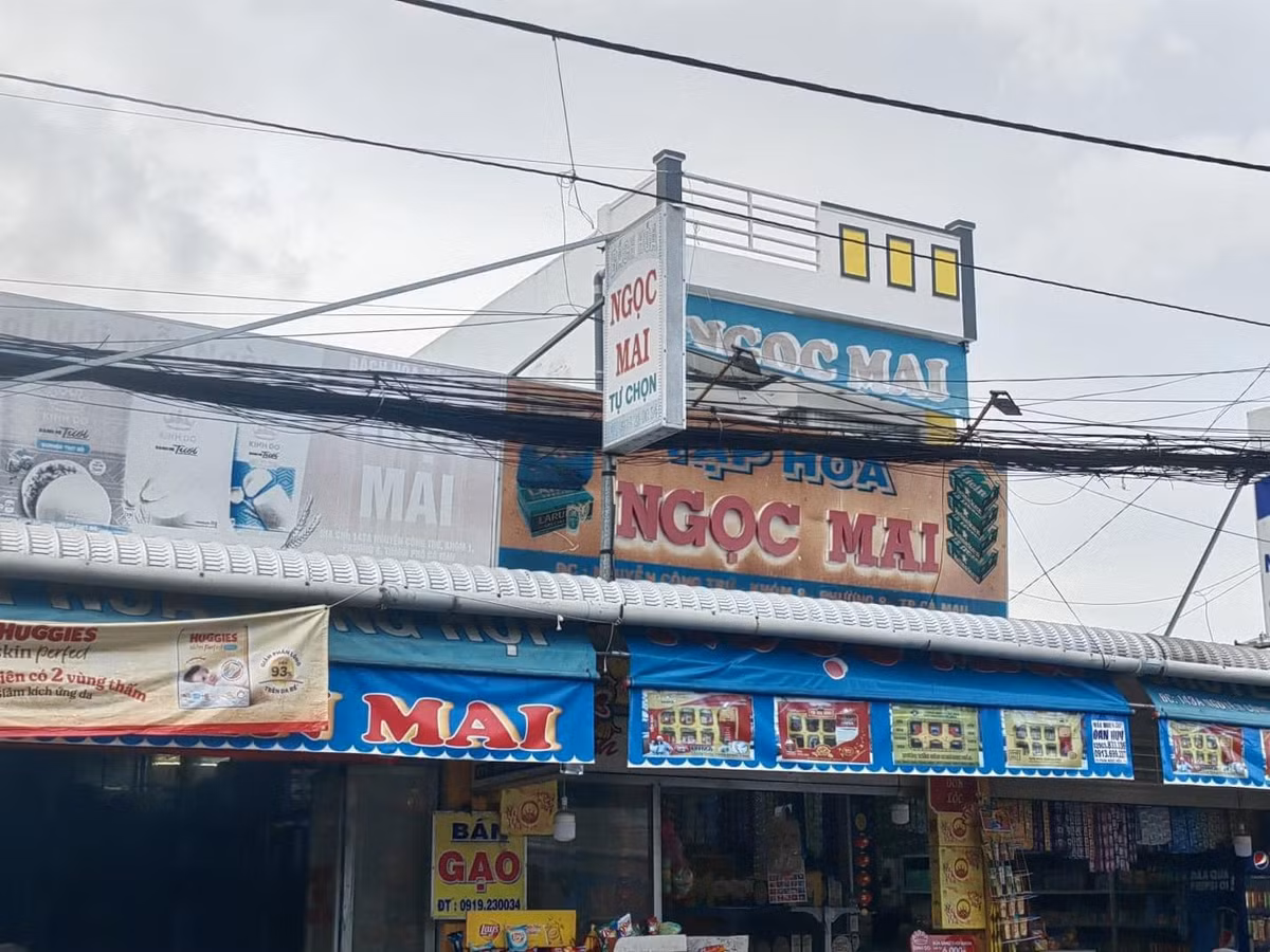 Tuy nhiên, toàn bộ hoạt động livestream, chốt đơn sản phẩm và đóng gói hàng hóa được thực hiện phía sâu bên trong quán tạp hóa. Vừa rồi, Cục QLTT tỉnh Cà Mau phối hợp với các đơn vị liên quan tiến hành kiểm tra đột xuất cửa hàng của Nguyễn Mai và phát hiện các hàng hóa đều là nhậu lậu.