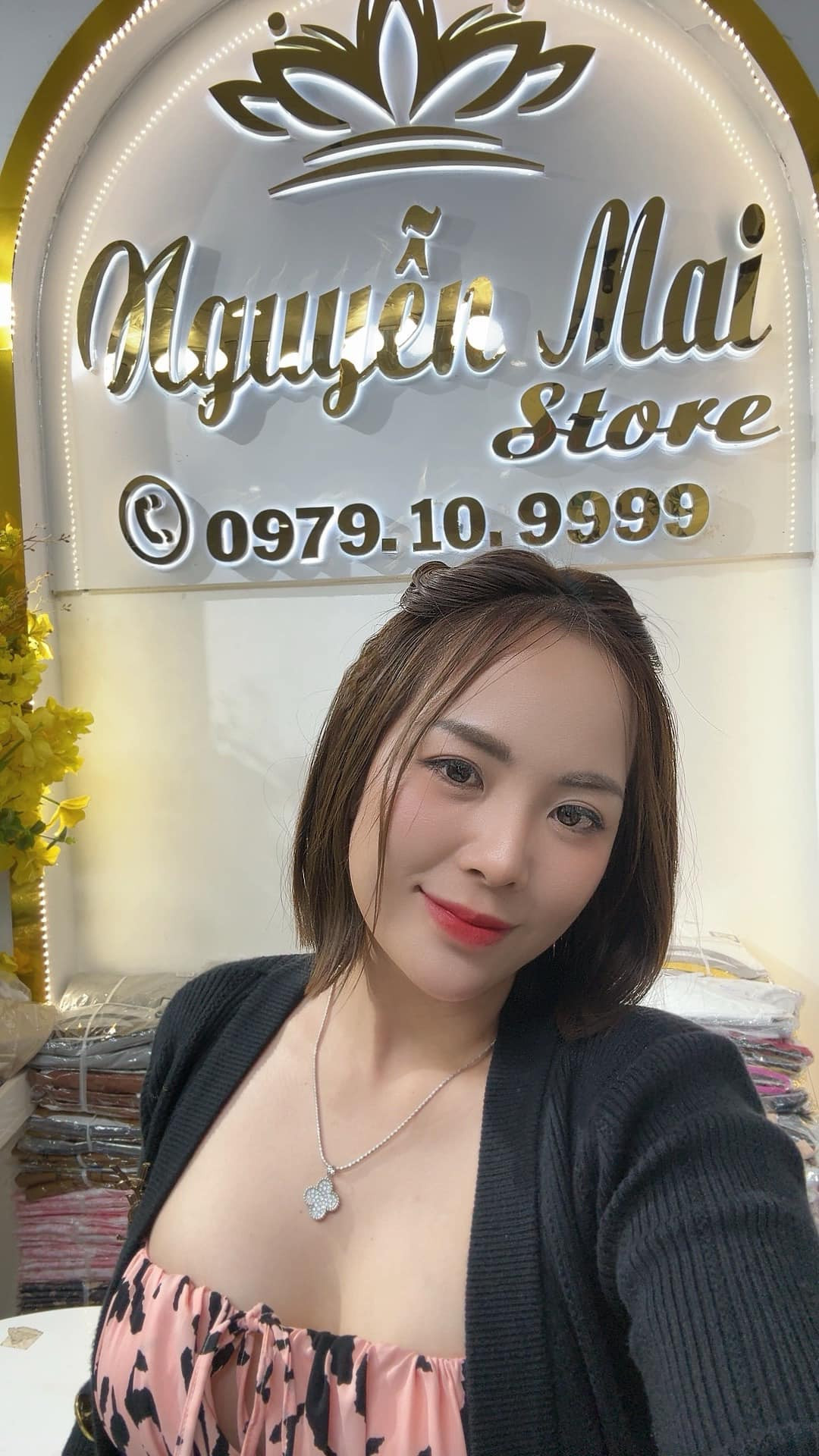 Nguyễn Mai thường rất chỉnh chu mỗi khi lên hình, cô nàng trang điểm xinh đẹp, cách nói chuyện cũng rất duyên dáng nên các sản phẩm được bán trong trực tiếp được nhiều người đặt hàng.