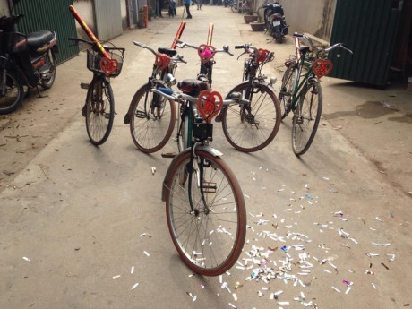 Nhà cô dâu và chú rể phải gần nhau, tốt nhất là cùng một làng mới có thể đạp xe đi đón.