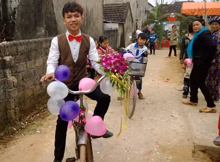 Đón dâu bằng xe đạp tiết kiệm được kha khá chi phí cưới hỏi. Xem thêm clip: Đón dâu bằng dịch vụ chia sẻ xe đạp - Nguồn: Youtube