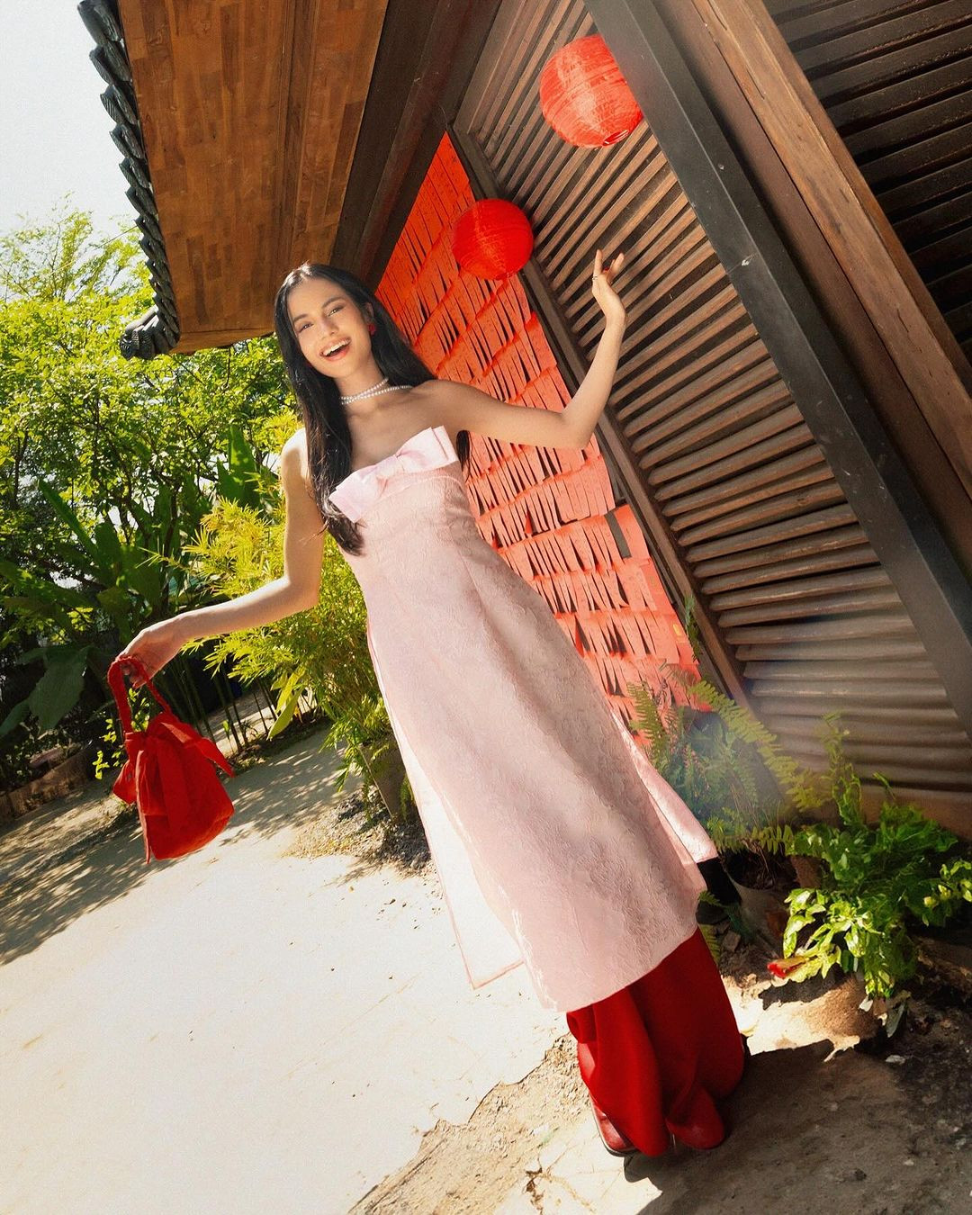 Nhan sắc đời thường của "bông hồng lai" sinh năm 2000.