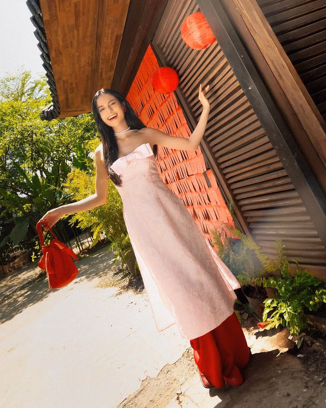 Nhan sắc đời thường của "bông hồng lai" sinh năm 2000.