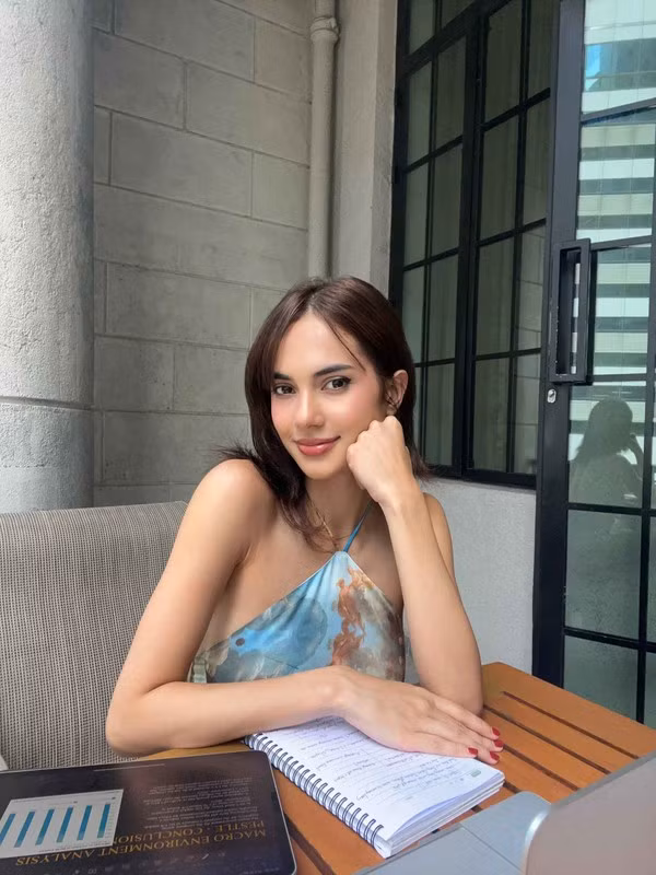 Là con lai giữa bố là người Tây Ban Nha và mẹ là diễn viên Lê Hoá nên Emma Lê được ví như "bông hồng lai" hiếm có khó tìm của màn ảnh Việt.