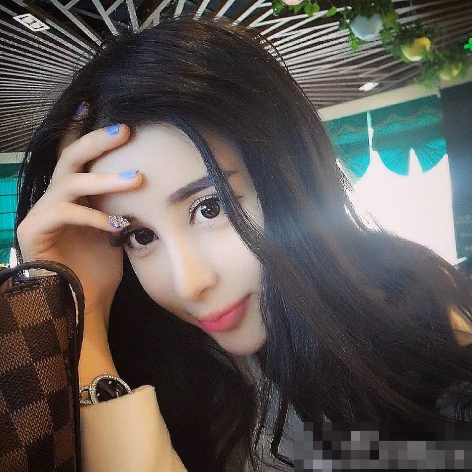 Gương mặt V-line với chiếc cằm nhọn hoắt, sống mũi cao thẳng nhưng lại rất bất thường. Nhiều cư dân mạng phỏng đoán thiếu nữ này không chỉ lạm dụng son phấn mà còn có dấu hiệu nghiện thẩm mỹ.