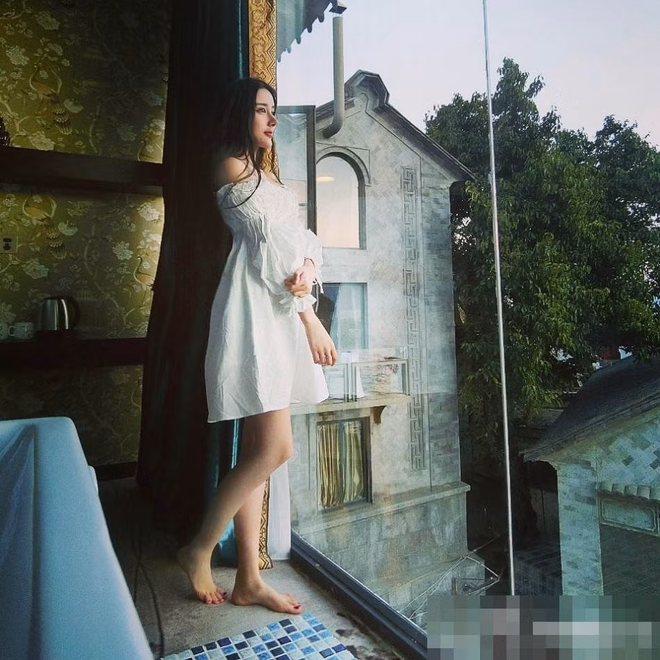 Chỉ có rất ít những shot hình cô nàng chụp mà ăn mặc kín đáo như thế này.