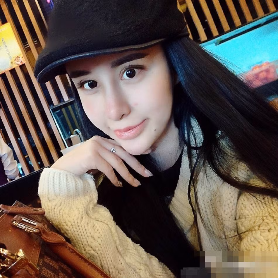 Những đường nét trên khuôn mặt thiếu nữ này không chút tự nhiên. Trong một số khuôn hình, thiếu nữ này còn để lộ đôi mắt bên bé bên to của mình.