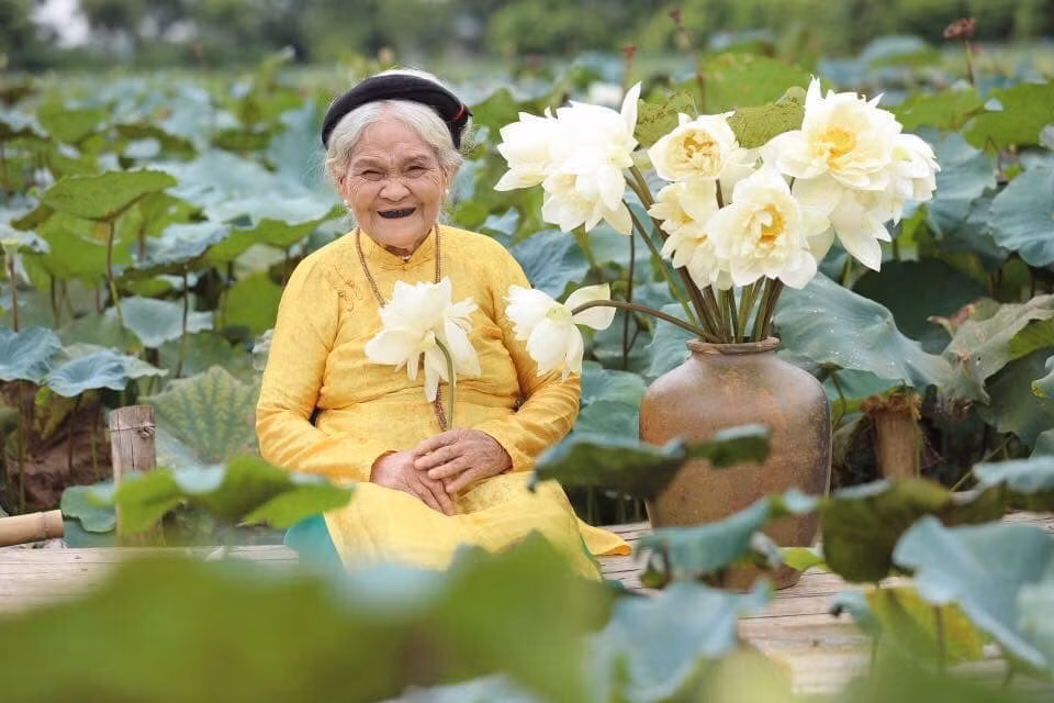 Cu ba 90 tuoi nhuom rang den chup anh sen cuoi toa nang ai nhin cung 