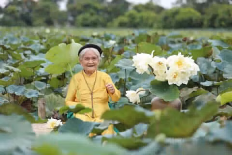Cu ba 90 tuoi nhuom rang den chup anh sen cuoi toa nang ai nhin cung 