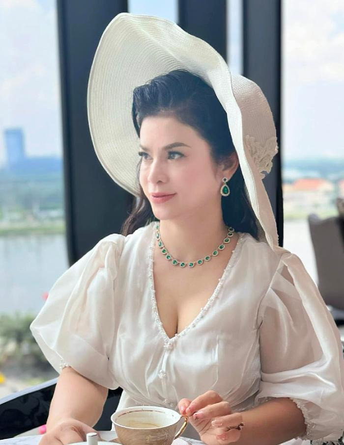 Có thể thấy, bà ngày càng trẻ trung, xinh đẹp và yêu cuộc sống. Đặc biệt, gương mặt của nữ đại gia rất xinh đẹp khiến không ít người không tin bà đã 51 tuổi.